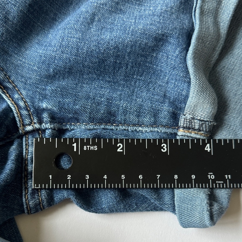 Women’s Levi’s Mid Length Distressed Denim Shorts Size 31 - Picture 5 of 8